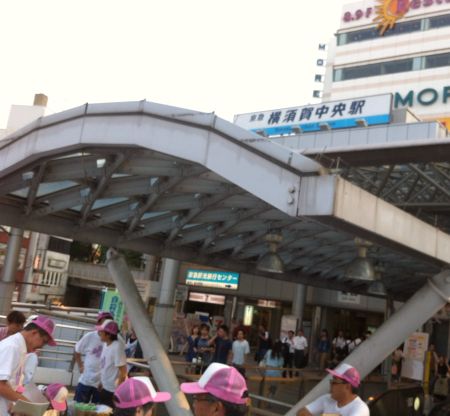 最後の会場、横須賀中央駅前