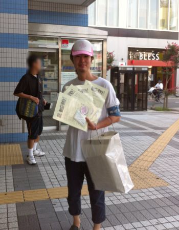 京急久里浜駅前で配布するフジノ