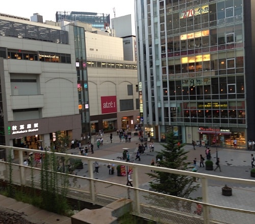 JR秋葉原駅ホームから観た電気街口。活動スタート30分前、まだ誰もいません。