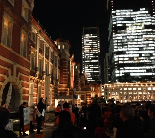 夜の東京駅前