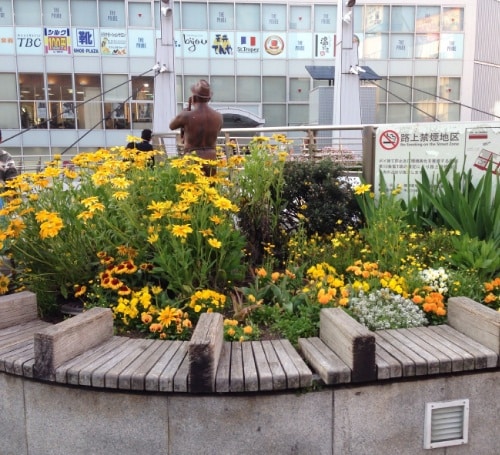 黄色い花と銅像が目印です
