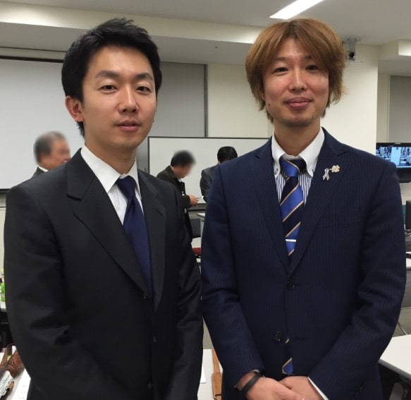 「株式会社ミナケア」社長の山本雄士さんとフジノ