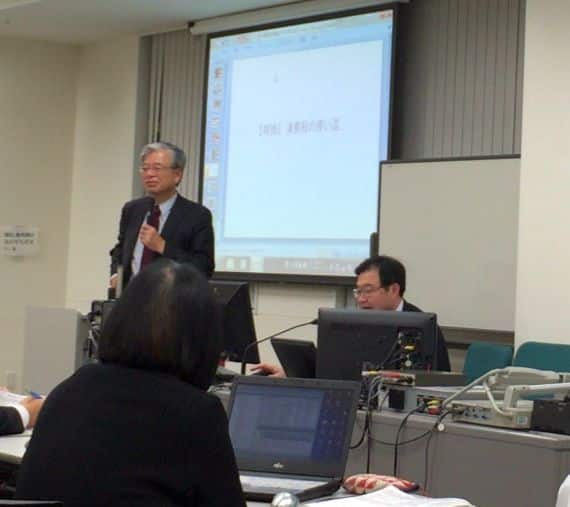 立っているのが中村秀一先生、教壇は吉田審議官、そして最前列で調光しておられるのが大熊由紀子先生！