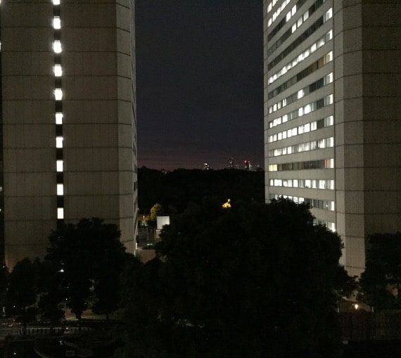 講義は夜なので、窓の外の景色はいつも夜景でした