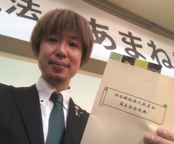 来賓席のフジノ。緑色のネクタイは伊藤ひろたかさんへの応援の気持ちからです