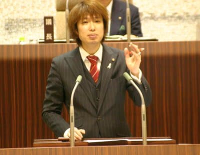 市長への質問に立つフジノ