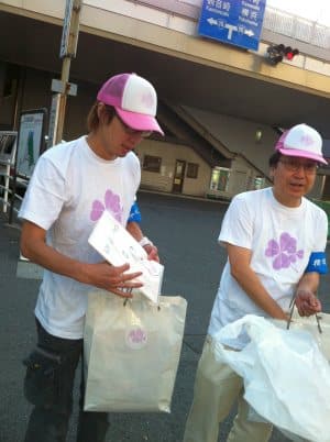 リーフレットを配るフジノと、自殺対策連絡協議会・委員長である大滝紀宏先生