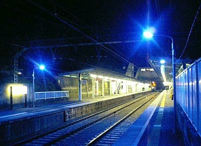 京浜急行の弘明寺駅に設置された青色照明灯