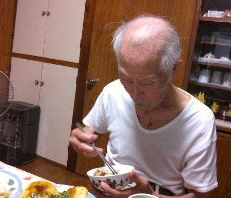祖父と夕食をとりました