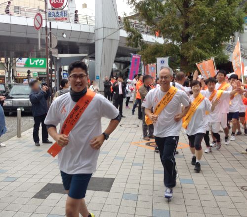 たすきを受け取り走りだすみなさん