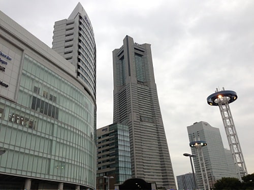 桜木町駅前