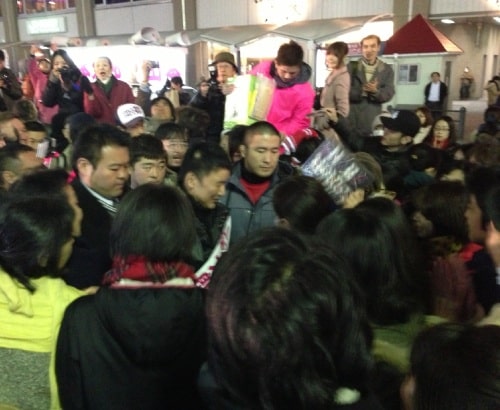 街頭演説終了後、群衆にもみくちゃにされる山本太郎さん