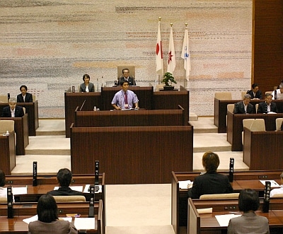 2009年9月議会で所信表明を行なう吉田市長