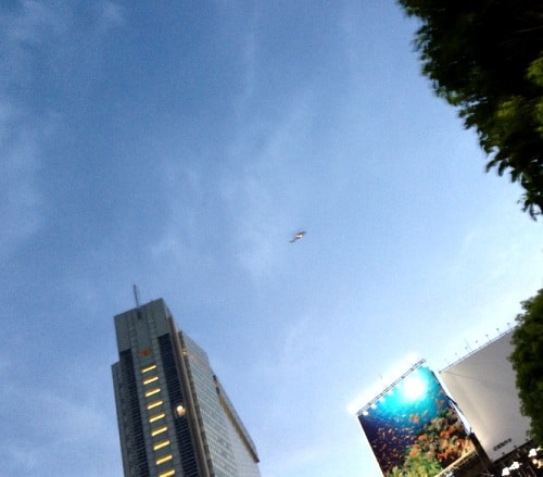 2013年7月20日、渋谷駅上空を飛ぶヘリ