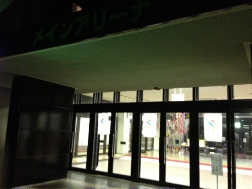 横須賀市総合体育館で開票作業が行われました