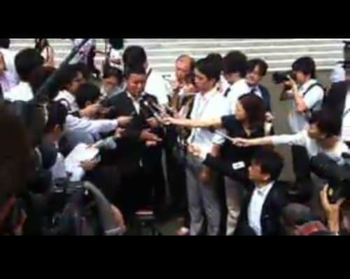 メディアの取材陣に囲まれる山本太郎参議院議員