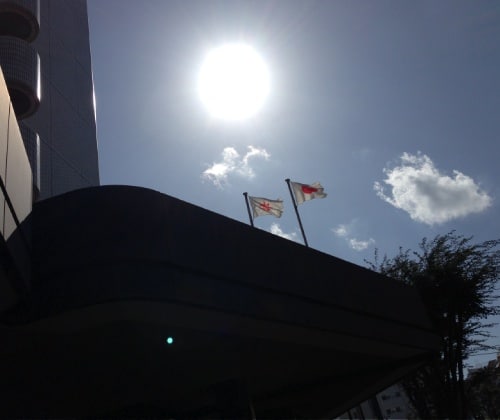 市役所玄関から見上げた太陽。今日はまた暑かったですね！