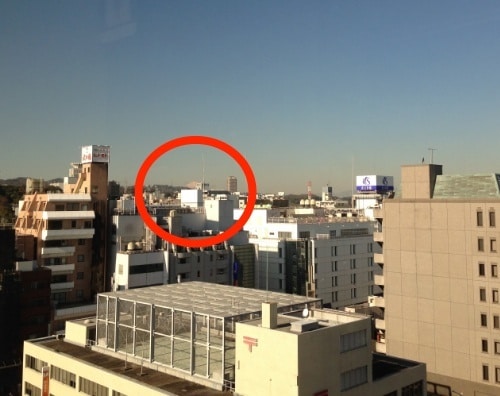 市議会事務局の廊下の窓（市役所9階）から富士山が見える日もあります