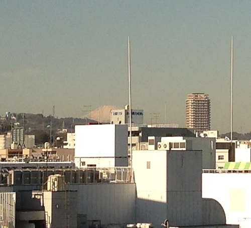画像をアップにしてみると、富士山が分かりますよね