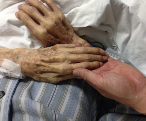 幼い頃から祖父はいつも別れ際に強い握力で握手をしてくれたのですが、入院中もギュッと握手してくれました