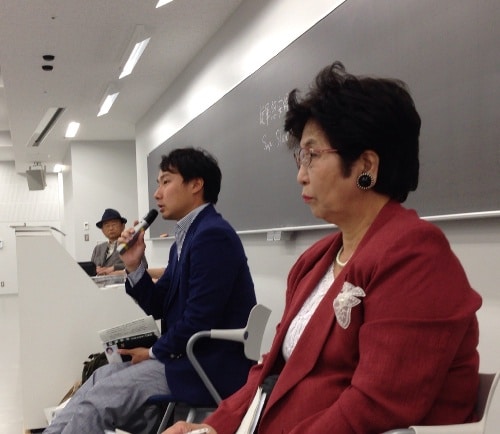 学生の質問に答える小川議員。左端はアサノ先生。