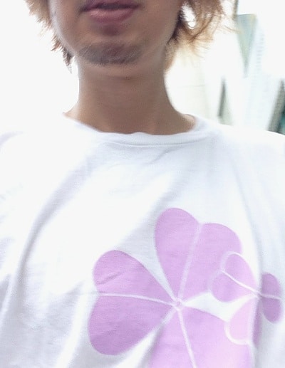 横須賀市の自殺対策シンボルマーク「カタバミ」がプリントされたTシャツ