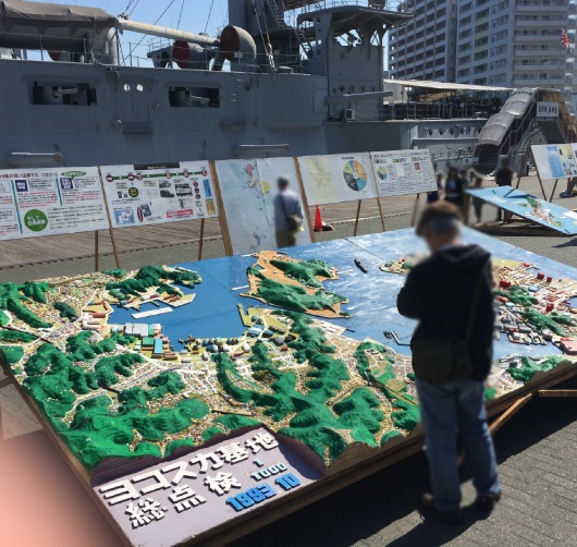 「横須賀基地の1000分の1ジオラマ」に見入ってしまう