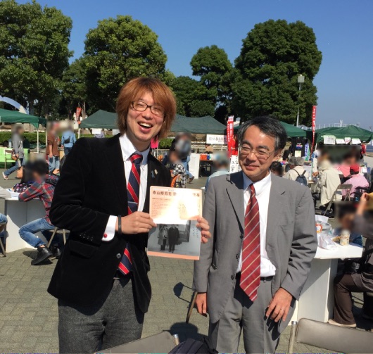 2014年10月の「ピースフェスティバル」での呉東弁護士とフジノ