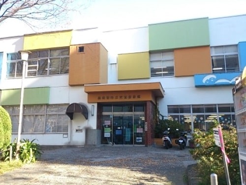 横須賀市立児童図書館（横須賀中央駅前にあります）