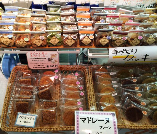 県内で活動する障害福祉サービス事業所で作られたお菓子も販売されています