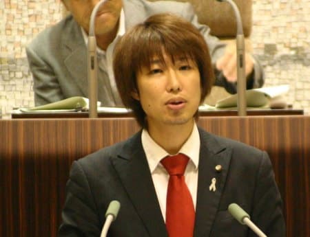 新市長に質疑を行なうフジノ