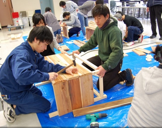 協力をしながらキエーロを作る大学生ら＝2月25日、関東学院大学