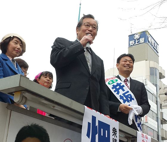 フジノたち勝手連「５５井坂！井坂しんやサポーターズ」を代表して、今泉さんが応援の言葉を贈りました。