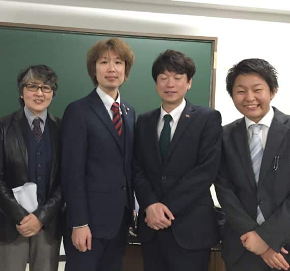 フジノの恩人3人と。左から、原ミナ汰さん、石川大我さん、薬師さん（Re:Bit代表）