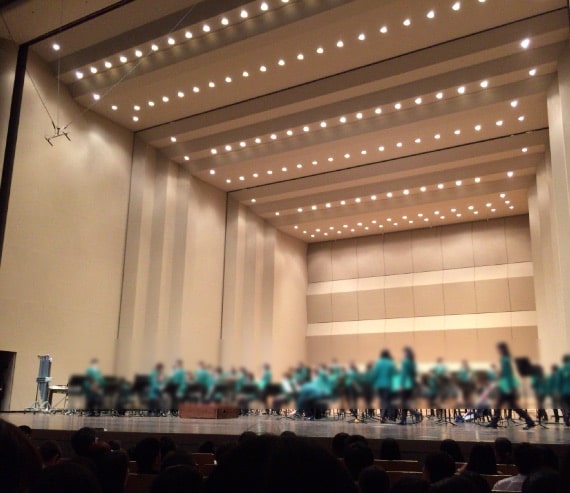 緑色のブレザー、逗子高校吹奏楽部のみなさんがステージに現れました