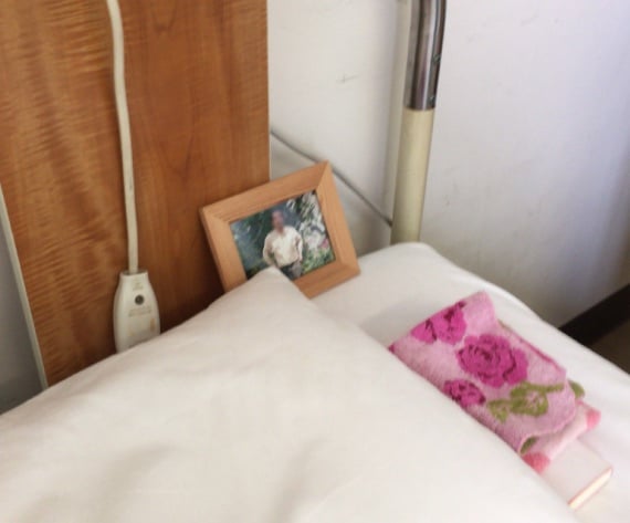 母の枕元には、父の写真。いかに母が父のことを大切に想っているかを改めて感じました