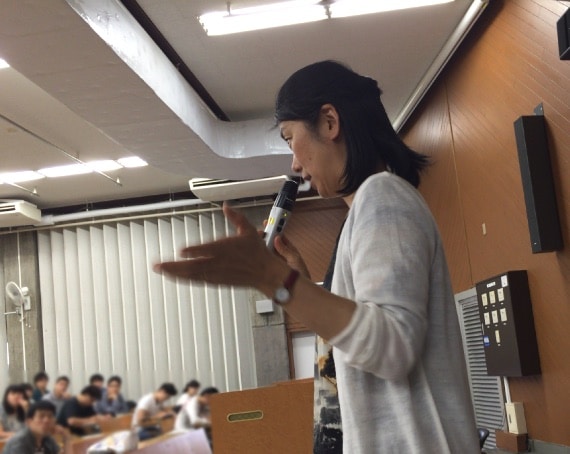 江口友子平塚市議会議員、学生たちもそのお話に引き込まれていました