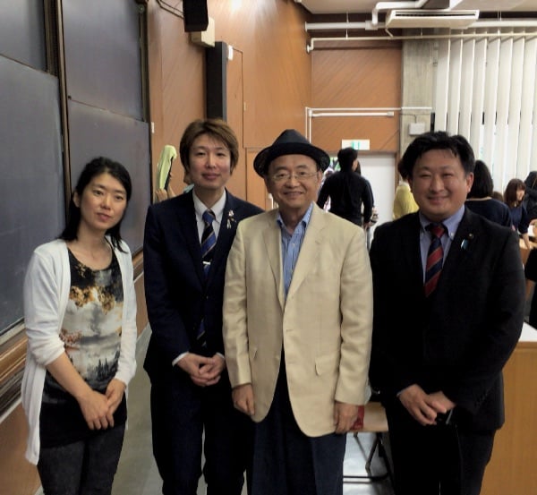 左から、江口友子さん、フジノ、アサノ教授、佐藤知一さん