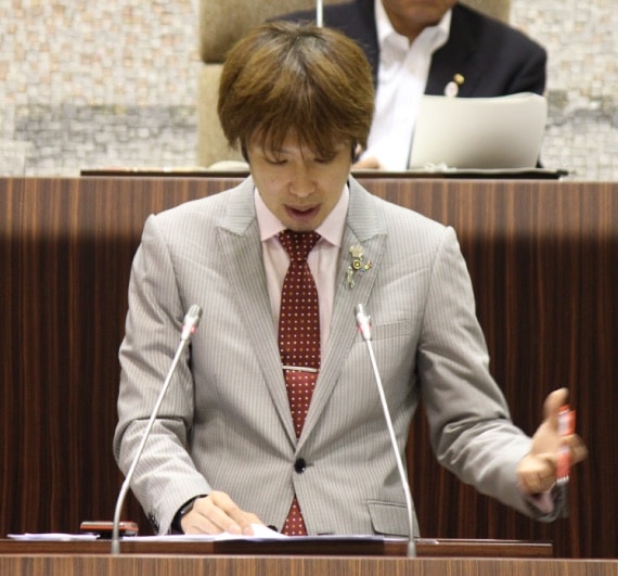 2015年6月議会で一般質問に立つ藤野英明（その2）