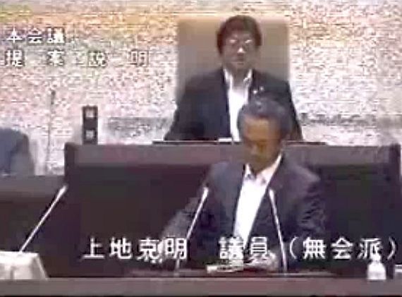 提案理由を説明する上地議員