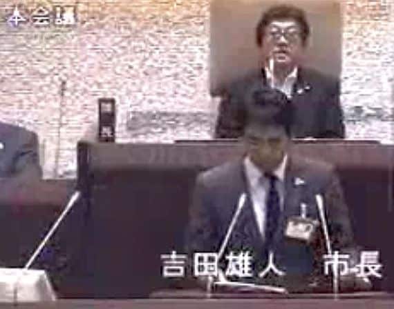 釈明をする吉田雄人市長