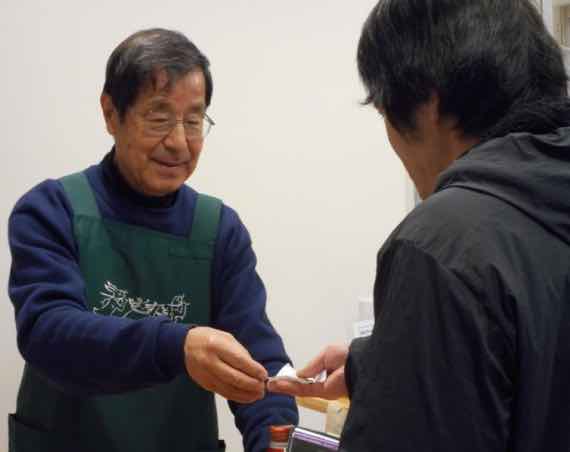 共同売店で働く鈴木さんは「予定が空いているときは手伝っています」と話す＝金沢市で