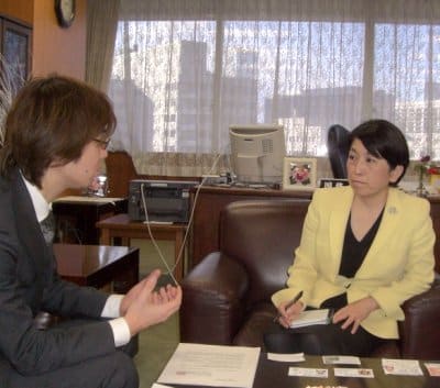 内閣府の大臣室にて（2009年当時）自殺対策特命担当大臣の福島みずほさんとフジノ