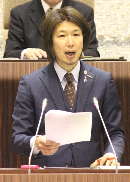 2017年予算議会で市長への質疑に立つフジノ