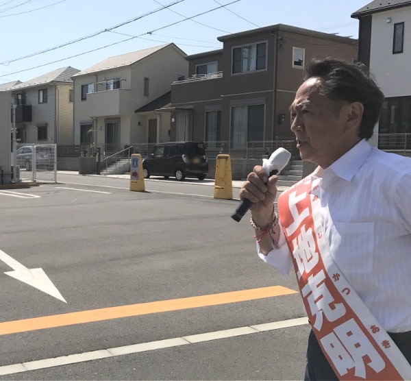 森崎リアンシティのローソン脇で熱く演説する上地克明・横須賀市長候補