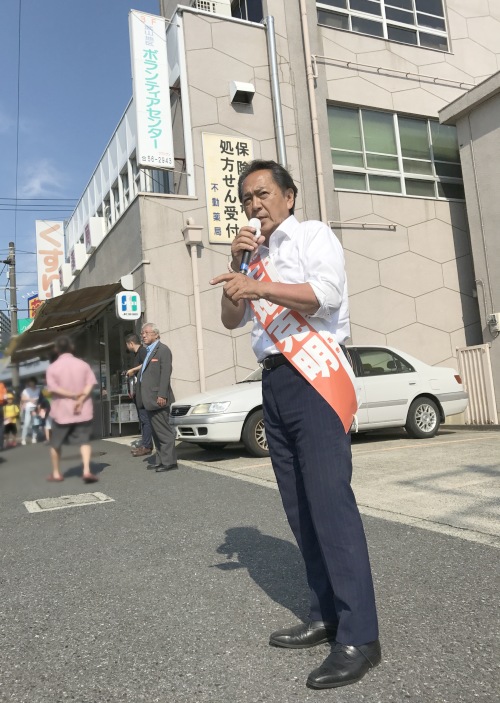 林・不動薬局前にて街頭演説をする上地克明・横須賀市長候補