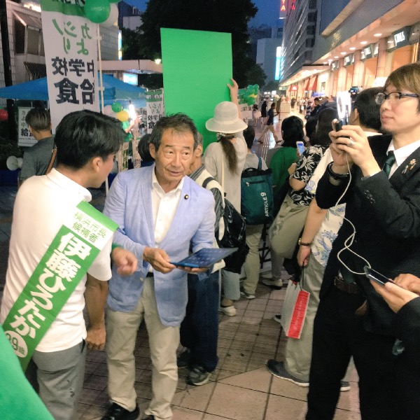 真山勇一参議院議員と伊藤ひろたか横浜市長候補を撮影するフジノ