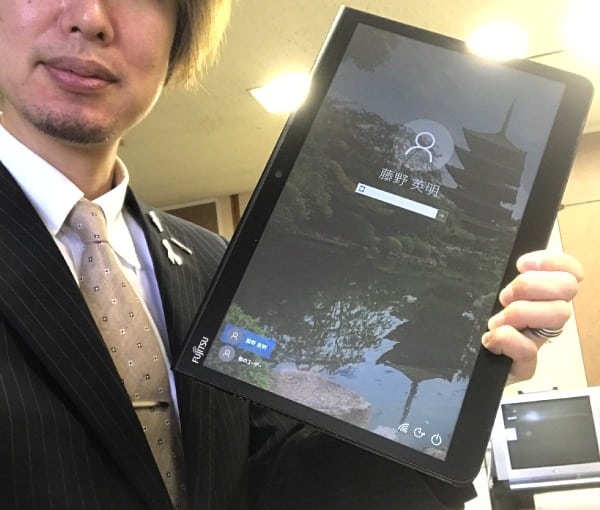 モニターを外せばタッチパネル式のタブレット端末になります