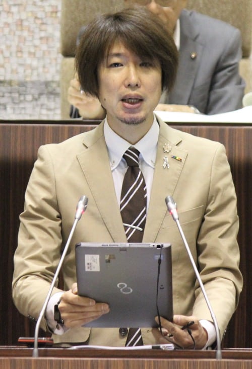 本会議で質問をする藤野英明