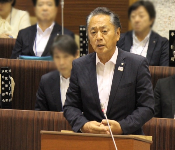 再質問への答弁に立つ上地克明市長